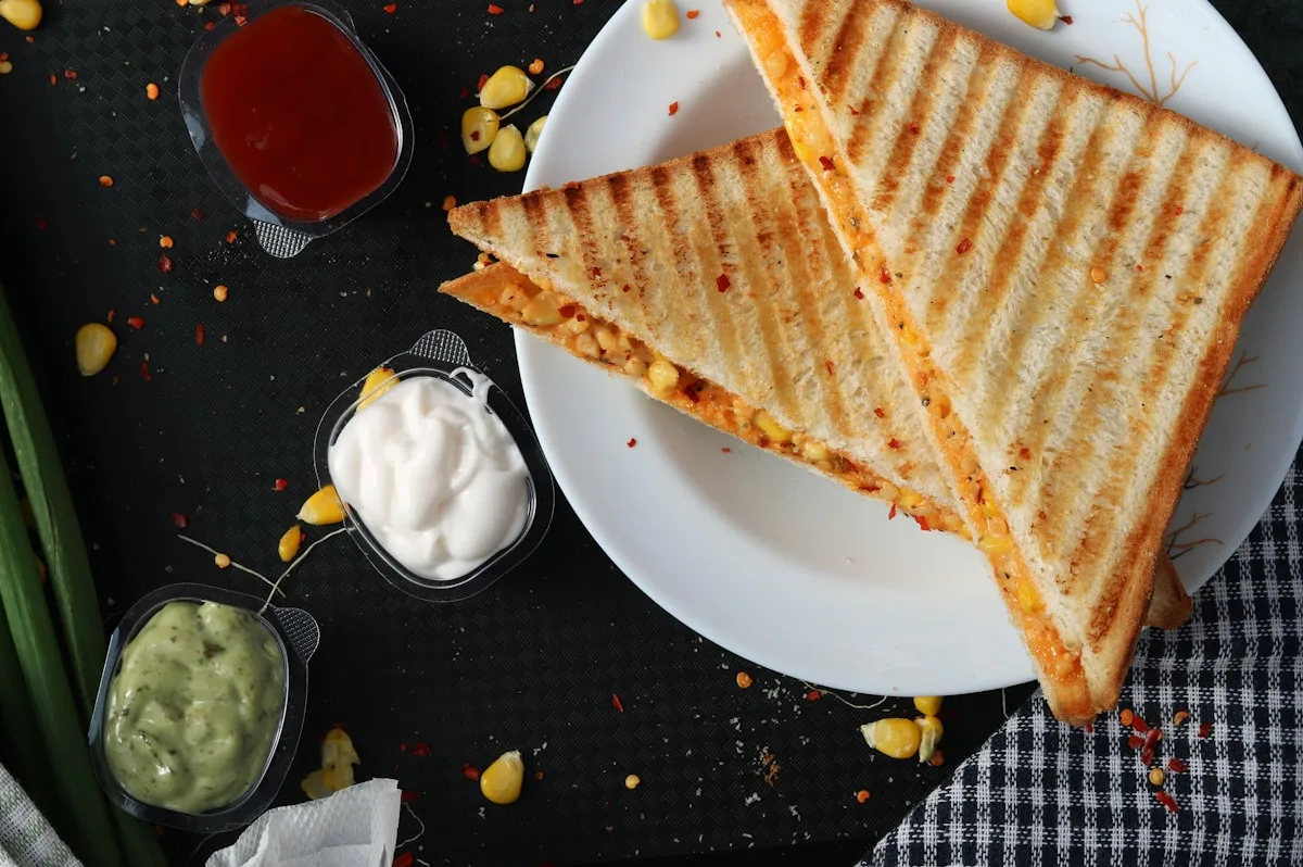 Toast e tramezzini serviti al piatto
